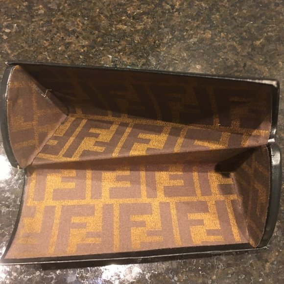 💥1for15 2for20💥 Fendi Sunglasses Case - Picture 3 of 6